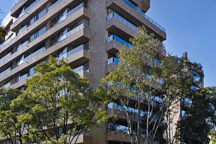 EDIFICIO OCHO 85 / Ubicación: BOGOTÁ D.C. / Línea: LAMIGLASS ARQUITECTO, LAMIGLASS BLINDADO / Tipo de Vidrio: LAMIGLASS INCOLORO, LAMIGLASS MULTILAMINADO REFLEX BRONCE, ENERGYGLASS REFLEX BRONCE TEMPLADO, LAMIGLASS MULTILAMINADO INCOLORO / Aplicación: FACHADA, BARANDAS, DIVISIONES / Constructora y/o Arquitecto: FIDUOCCIDENTE