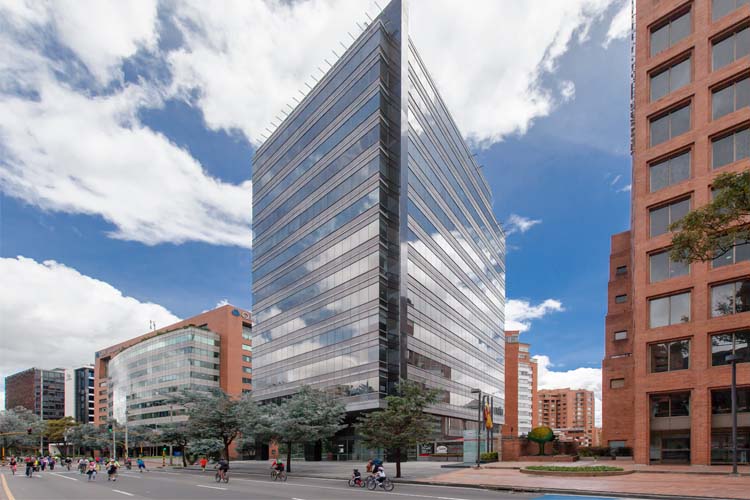 TORRE SIENTE 77 / Ubicación: BOGOTÁ D.C. / Línea: ENERGYGLASS (Ahorro Energético) / Tipo de Vidrio: ENERGYGLASS CONTROL 50 NEUTRO / Aplicación: FACHADA / Constructora y/o Arquitecto: NM CONSTRUCTORES