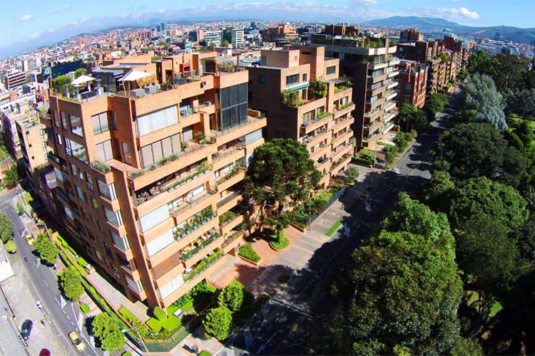 EDIFICIO NUEVE 80 / Ubicación: BOGOTÁ D.C. / Línea: LAMIGLASS ARQUITECTO / Tipo de Vidrio: LAMIGLASS INCOLORO / Aplicación: FACHADA / Constructora y/o Arquitecto: NM CONSTRUCTORES